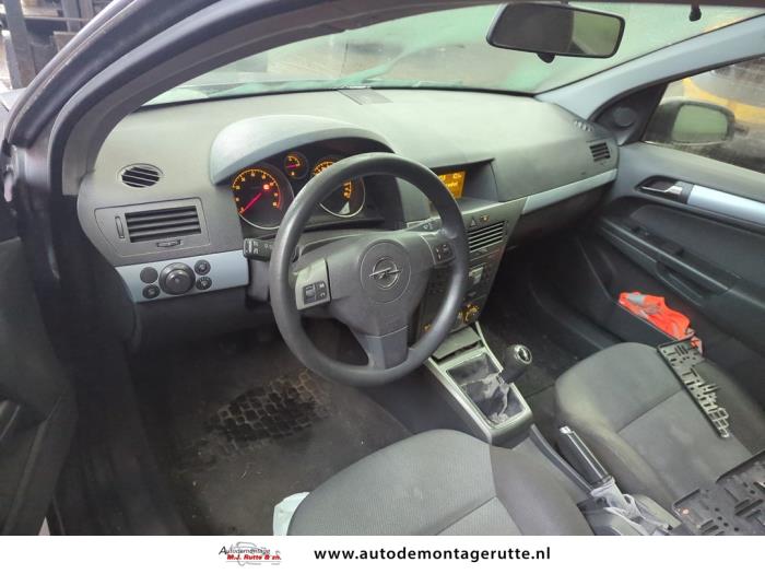 Opel Astra H 1.6 16V Twinport Samochód złomowany (2004, Szary)