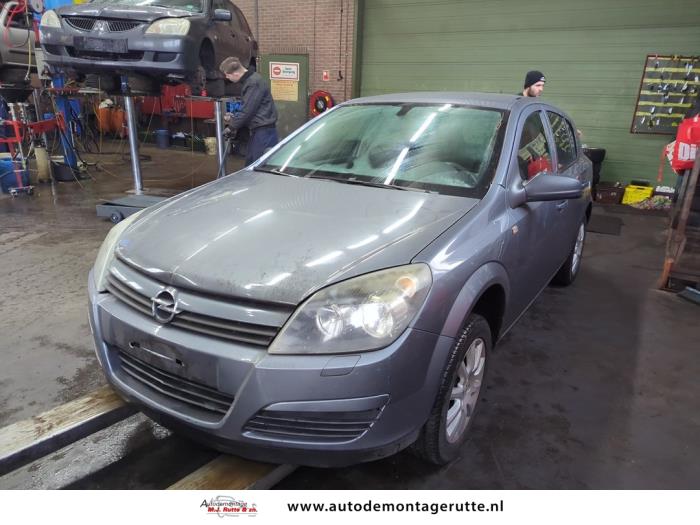 Opel Astra H 1.6 16V Twinport Samochód złomowany (2004, Szary)