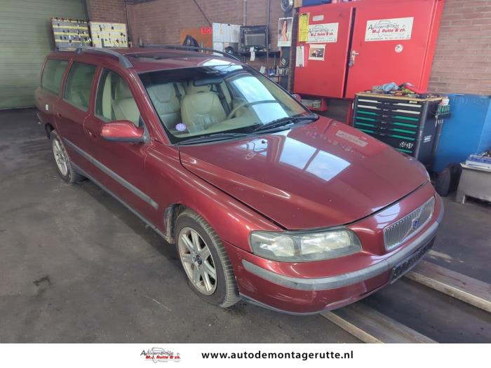 Volvo V70 2.4 20V 140 Skrotfordon (2002, ROOD)