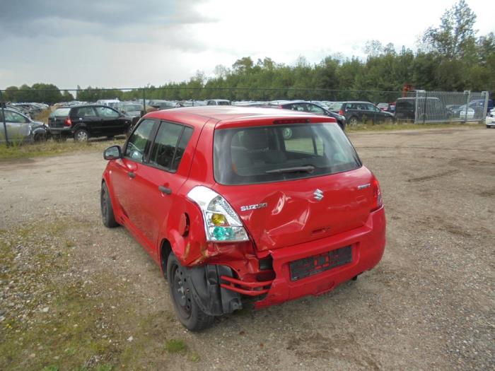 Suzuki Swift 1.3 VVT 16V Skrotfordon (2008, ROOD)