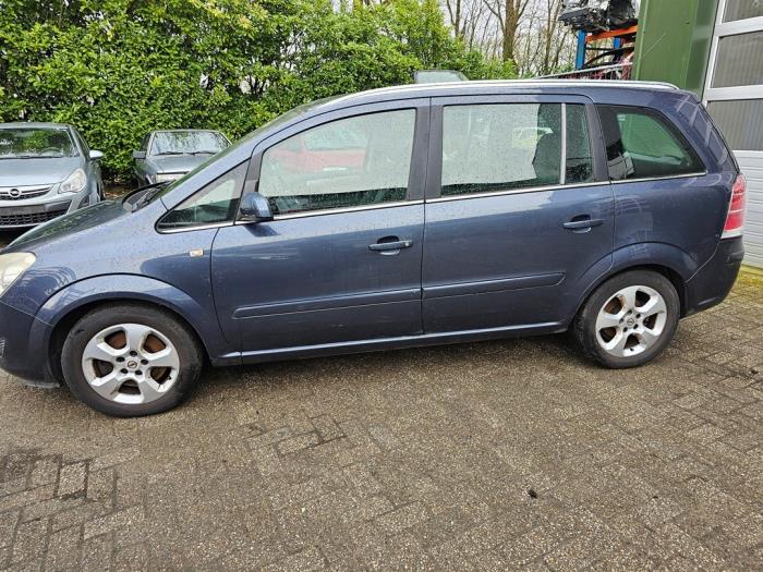 Opel Zafira 2.2 16V Direct Ecotec Skrotfordon (2008, GRIJS)