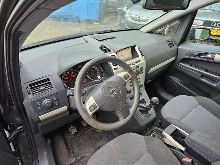 Opel Zafira 2.2 16V Direct Ecotec Skrotfordon (2008, GRIJS)