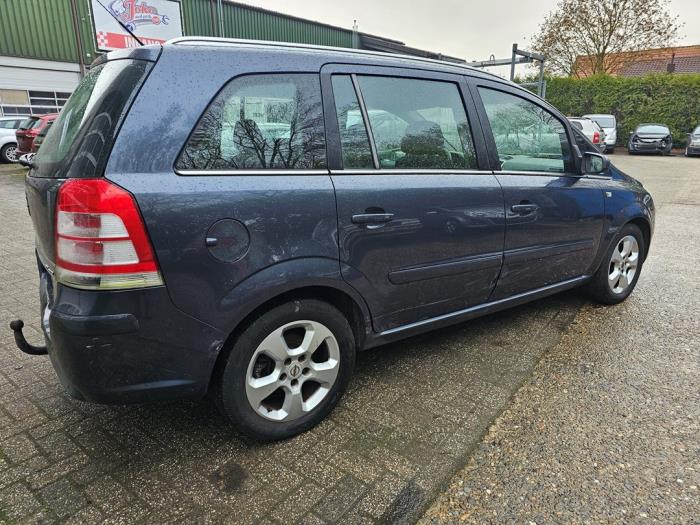 Opel Zafira 2.2 16V Direct Ecotec Skrotfordon (2008, GRIJS)