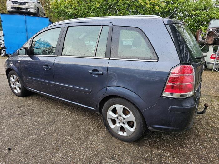 Opel Zafira 2.2 16V Direct Ecotec Skrotfordon (2008, GRIJS)