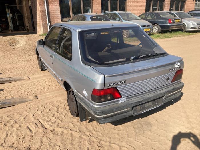 Peugeot 309 II 1.6 i Skrotfordon (1992, GRIJS)