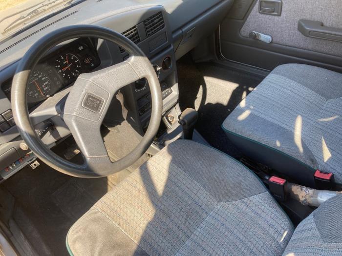 Peugeot 309 II 1.6 i Skrotfordon (1992, GRIJS)