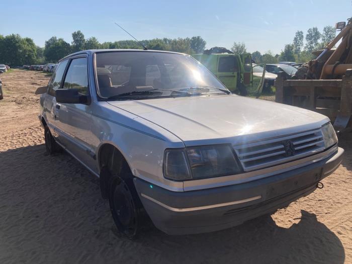 Peugeot 309 II 1.6 i Skrotfordon (1992, GRIJS)