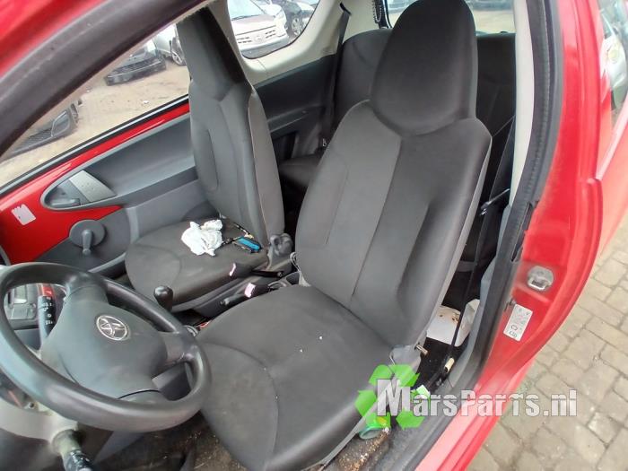 Toyota Aygo 1.0 12V VVT-i Samochód złomowany (2007, Czerwony)