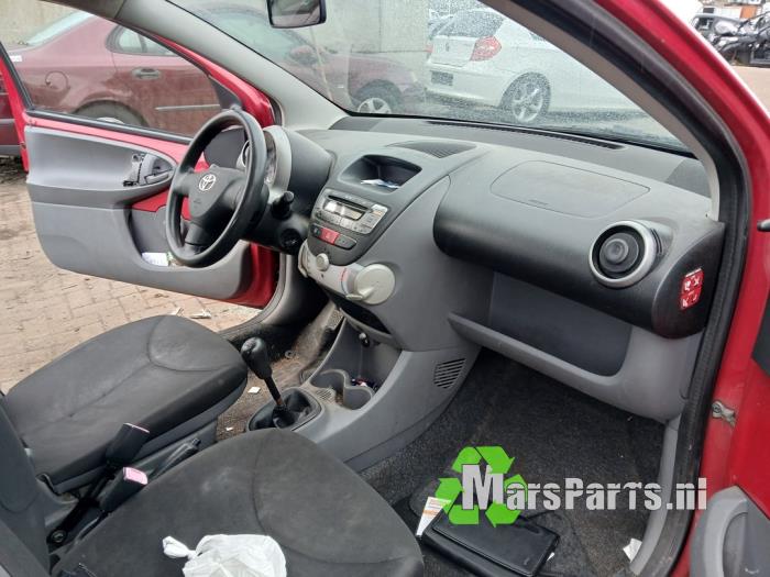 Toyota Aygo 1.0 12V VVT-i Samochód złomowany (2007, Czerwony)