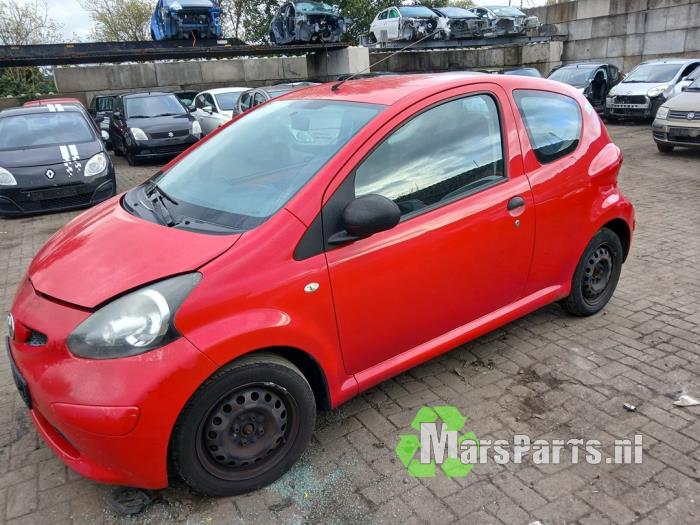 Toyota Aygo 1.0 12V VVT-i Samochód złomowany (2007, Czerwony)