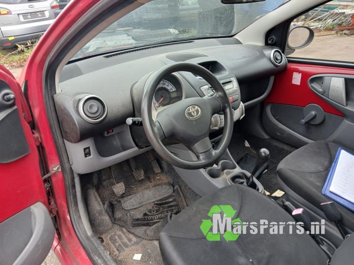 Toyota Aygo 1.0 12V VVT-i Samochód złomowany (2007, Czerwony)