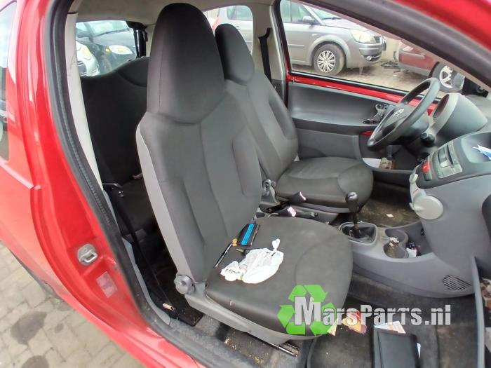 Toyota Aygo 1.0 12V VVT-i Samochód złomowany (2007, Czerwony)