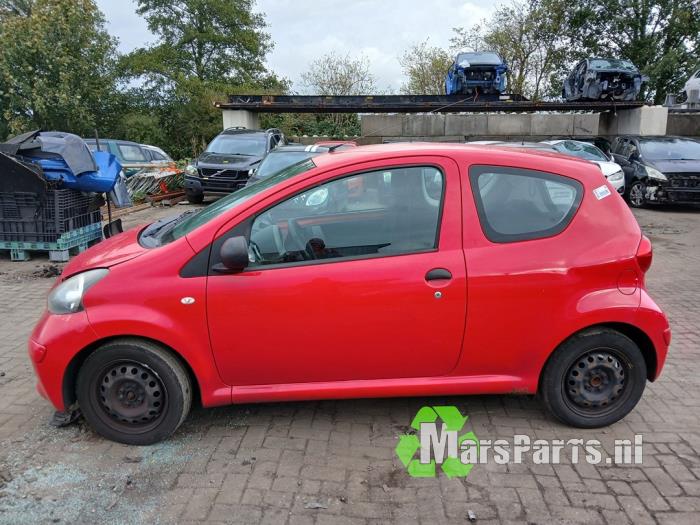 Toyota Aygo 1.0 12V VVT-i Samochód złomowany (2007, Czerwony)