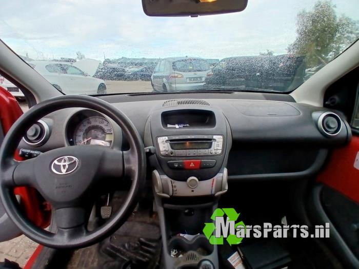 Toyota Aygo 1.0 12V VVT-i Samochód złomowany (2007, Czerwony)