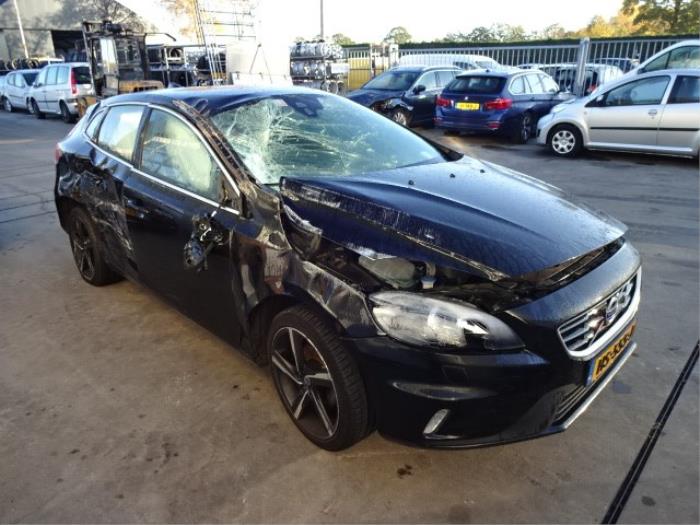 Volvo V40 2.0 D2 16V Skrotfordon (2015, ZWART)