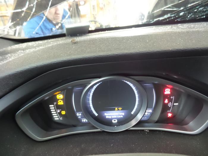 Volvo V40 2.0 D2 16V Skrotfordon (2015, ZWART)