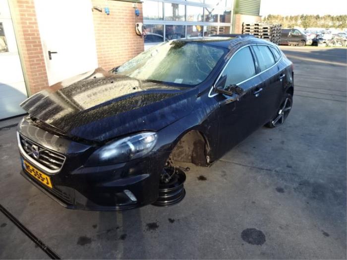 Volvo V40 2.0 D2 16V Skrotfordon (2015, ZWART)