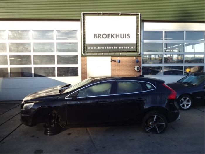 Volvo V40 2.0 D2 16V Skrotfordon (2015, ZWART)