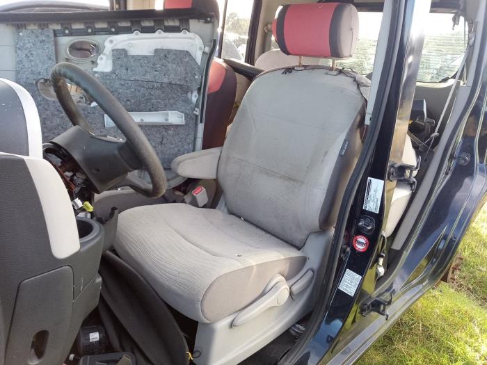 Nissan Cube 1.6 16V Skrotfordon (2011, ZWART)