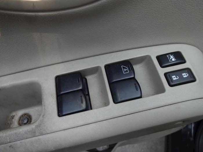 Nissan Cube 1.6 16V Skrotfordon (2011, ZWART)