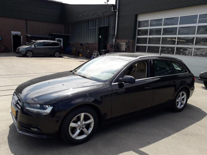 Audi A4 Avant 1.8 TFSI 16V Skrotfordon (2012, ZWART)