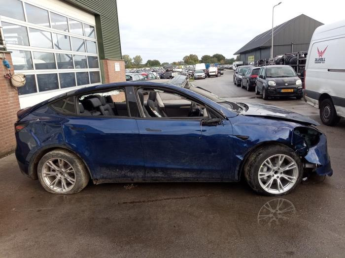 Tesla Model Y RWD Skrotfordon (2024, BLAUW)