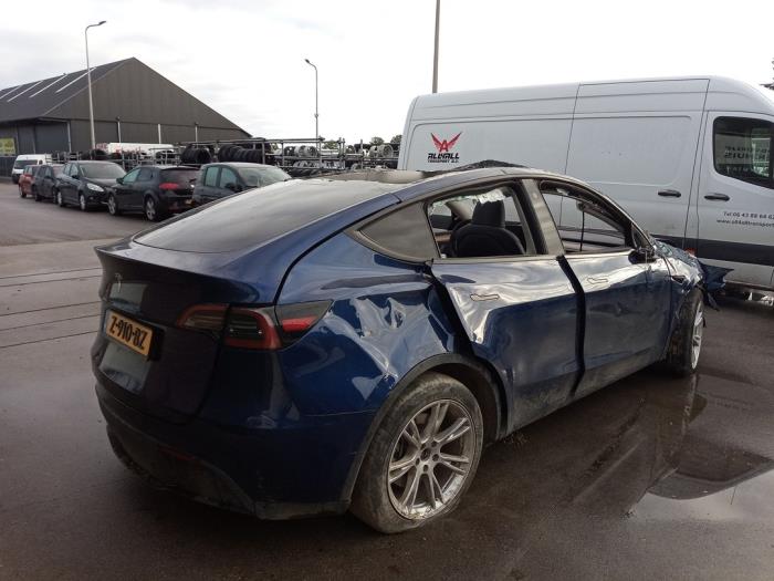 Tesla Model Y RWD Skrotfordon (2024, BLAUW)