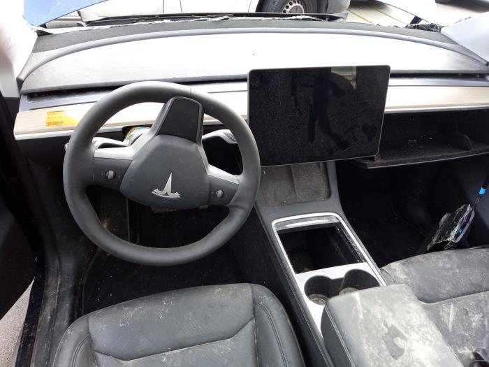 Tesla Model Y RWD Skrotfordon (2024, BLAUW)