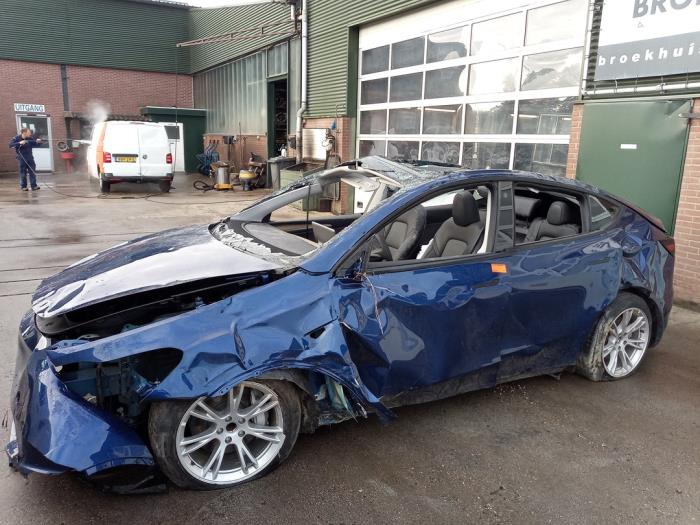 Tesla Model Y RWD Skrotfordon (2024, BLAUW)