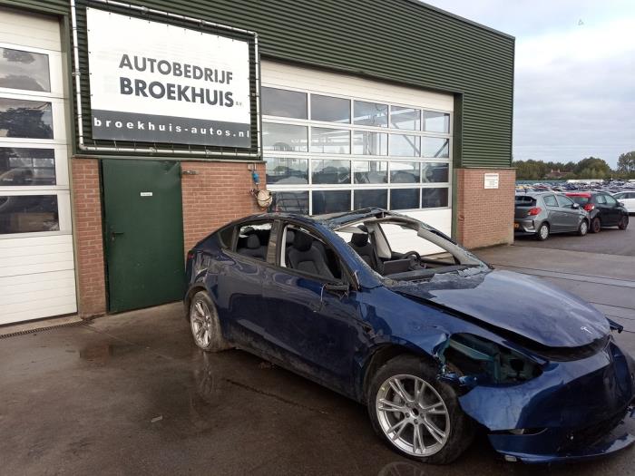 Tesla Model Y RWD Skrotfordon (2024, BLAUW)