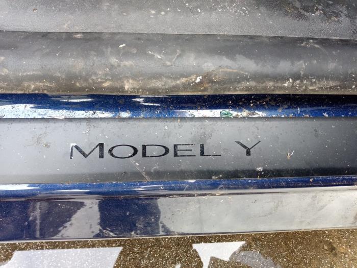 Tesla Model Y RWD Skrotfordon (2024, BLAUW)