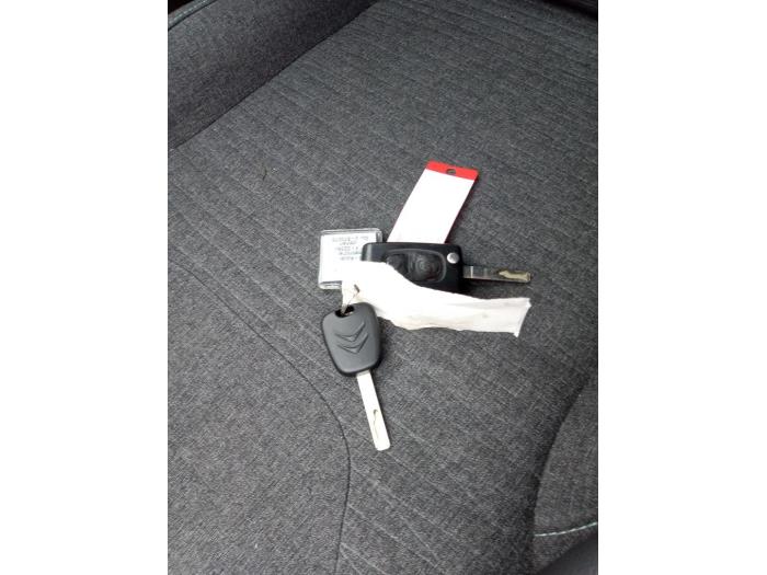 Citroen C3 1.2 VTi 82 12V Sloopvoertuig (2015, Rood)