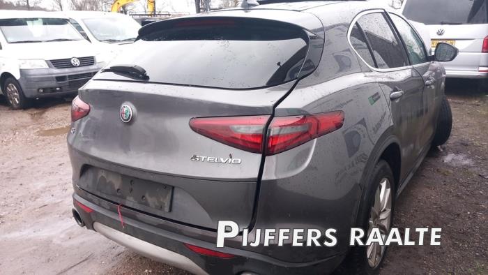 Alfa Romeo Stelvio 2.0 T 16V Q4 Skrotfordon (2018, GRIJS)