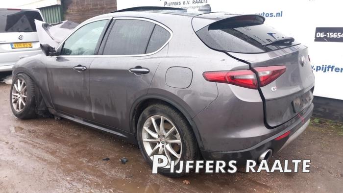 Alfa Romeo Stelvio 2.0 T 16V Q4 Skrotfordon (2018, GRIJS)