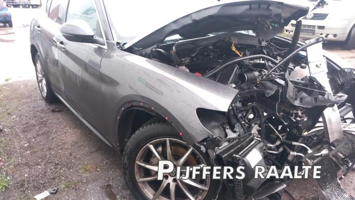 Alfa Romeo Stelvio 2.0 T 16V Q4 Skrotfordon (2018, GRIJS)