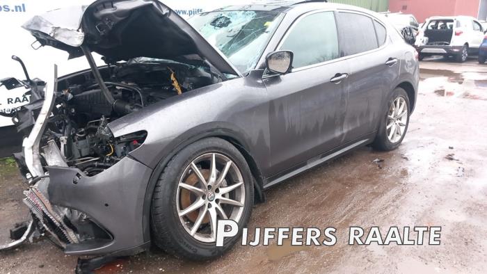 Alfa Romeo Stelvio 2.0 T 16V Q4 Skrotfordon (2018, GRIJS)