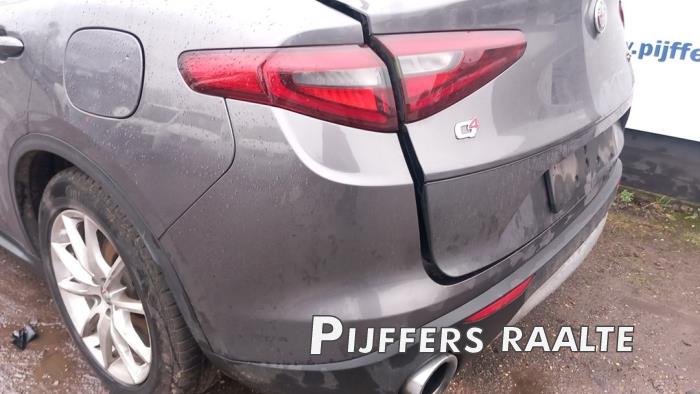 Alfa Romeo Stelvio 2.0 T 16V Q4 Skrotfordon (2018, GRIJS)