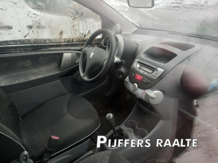 Peugeot 107 1.0 12V Skrotfordon (2011, ZWART)