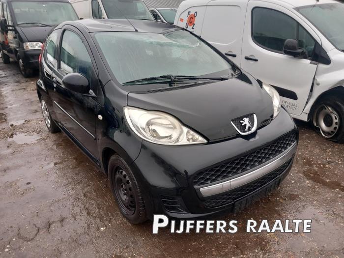 Peugeot 107 1.0 12V Skrotfordon (2011, ZWART)