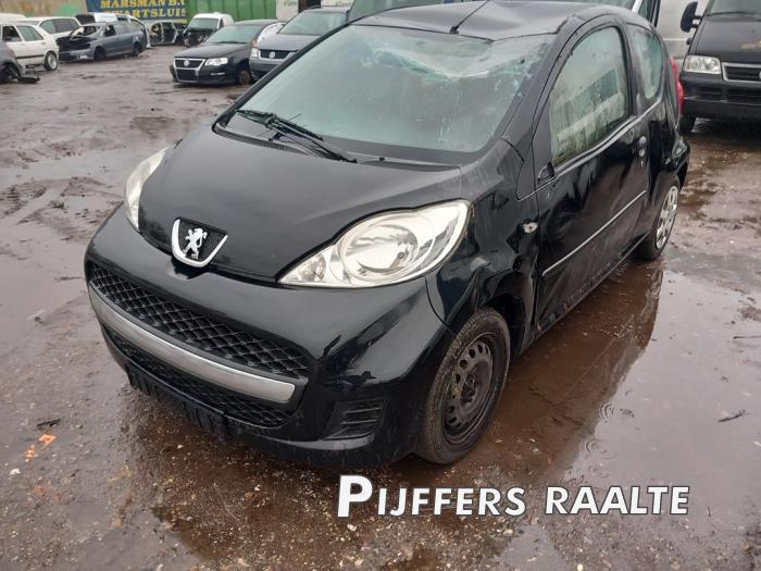 Peugeot 107 1.0 12V Skrotfordon (2011, ZWART)