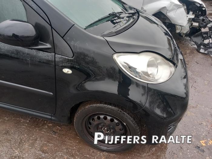 Peugeot 107 1.0 12V Skrotfordon (2011, ZWART)