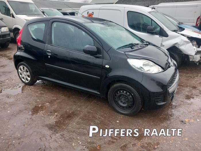 Peugeot 107 1.0 12V Skrotfordon (2011, ZWART)