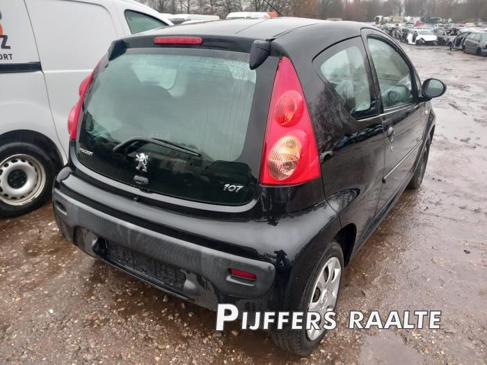 Peugeot 107 1.0 12V Skrotfordon (2011, ZWART)