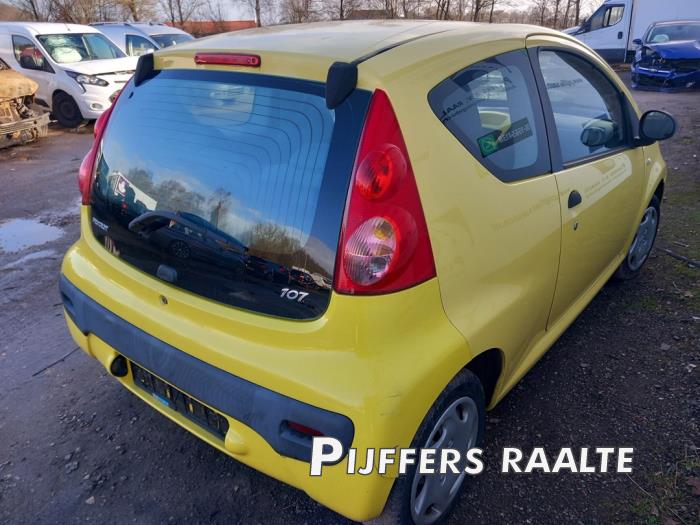 Peugeot 107 1.0 12V Skrotfordon (2009, GEEL)