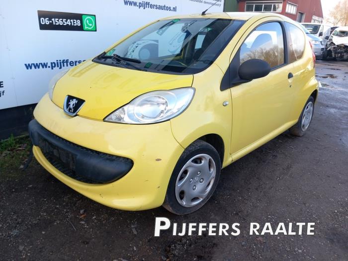 Peugeot 107 1.0 12V Skrotfordon (2009, GEEL)