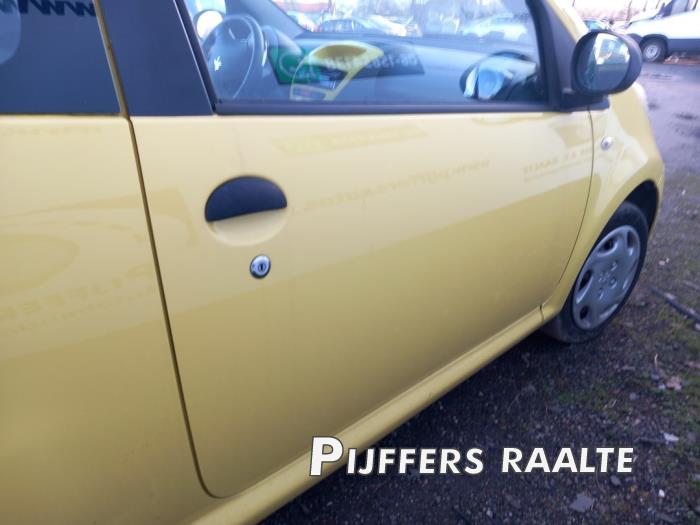 Peugeot 107 1.0 12V Skrotfordon (2009, GEEL)