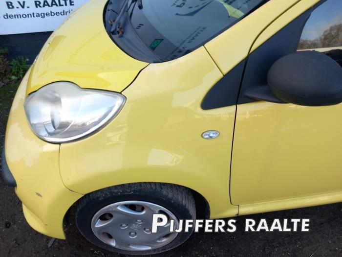 Peugeot 107 1.0 12V Skrotfordon (2009, GEEL)