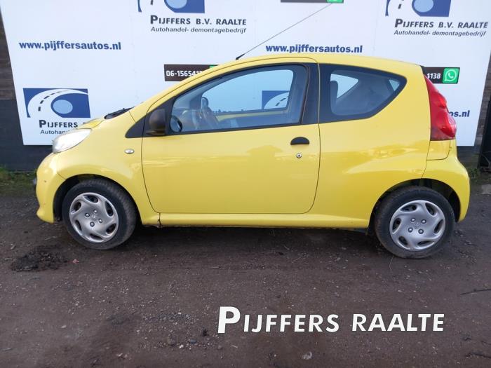 Peugeot 107 1.0 12V Skrotfordon (2009, GEEL)