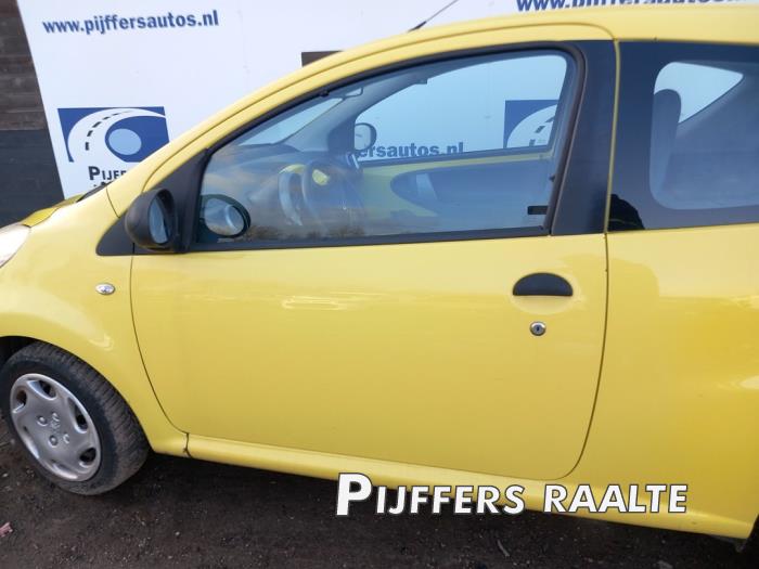 Peugeot 107 1.0 12V Skrotfordon (2009, GEEL)
