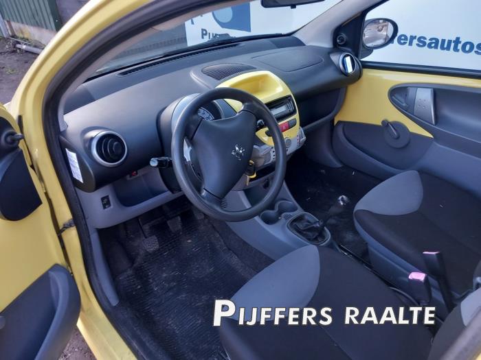 Peugeot 107 1.0 12V Skrotfordon (2009, GEEL)